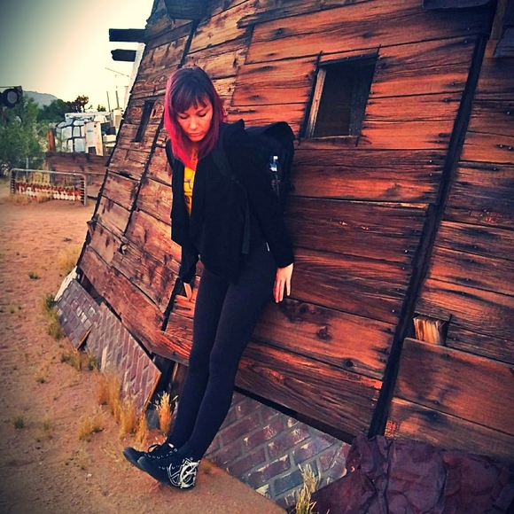 Meet your Posher, Bee 🐝 - Picture 4 of 7